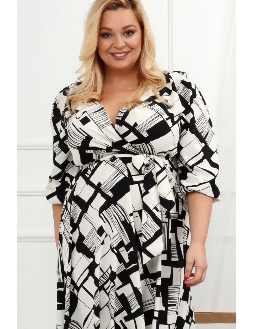 Zjawiskowa sukienka plus size Hellen biała w geometryczny wzór Kolor  Multikolor Rozmiar 44/46