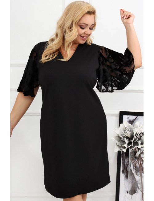 Czarna sukienka plus size Melia z koronkowymi rękawami dla puszystej