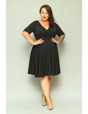 klasyczna czarna sukienka plus size odpowiednia dla kobiety o figurze typu gruszka