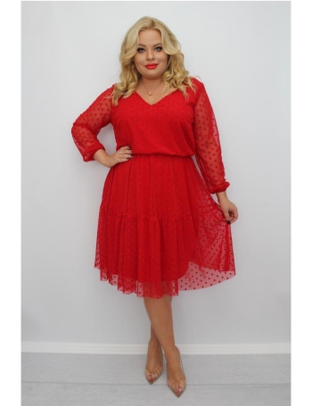 stylowa czerwona sukienka plus size dla puszystej