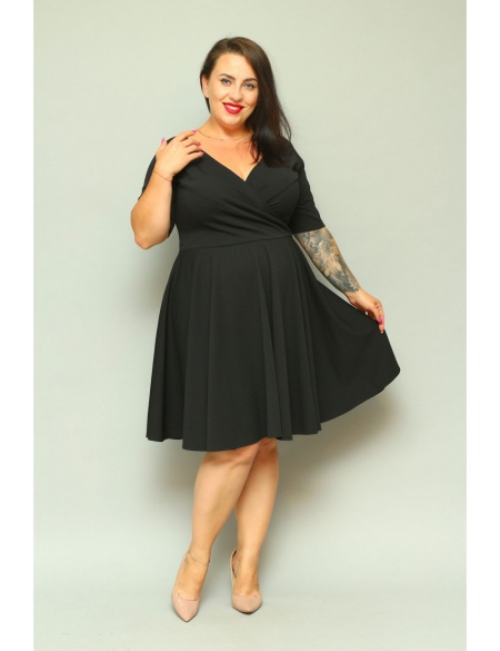 czarna sukienka o odpowiedniej długości dla 50-latki