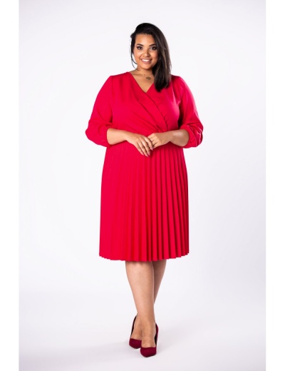 czerwona sukienka plus size o kopertowym kroju z plisowanym dołem
