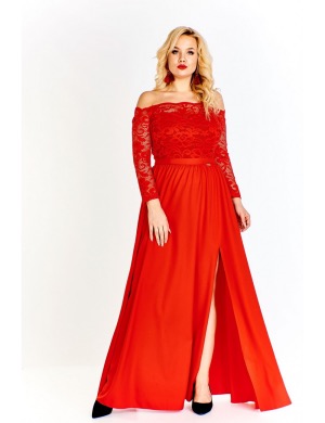 czerwona sukienka maxi z koronkową górą odsłaniającą ramiona i luźno puszczonym dołem z rozporkiem dla puszystej na wesele